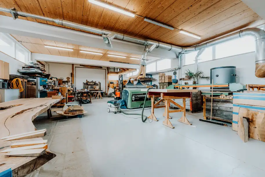 Hall de production de Stammdesign avec transformation du bois