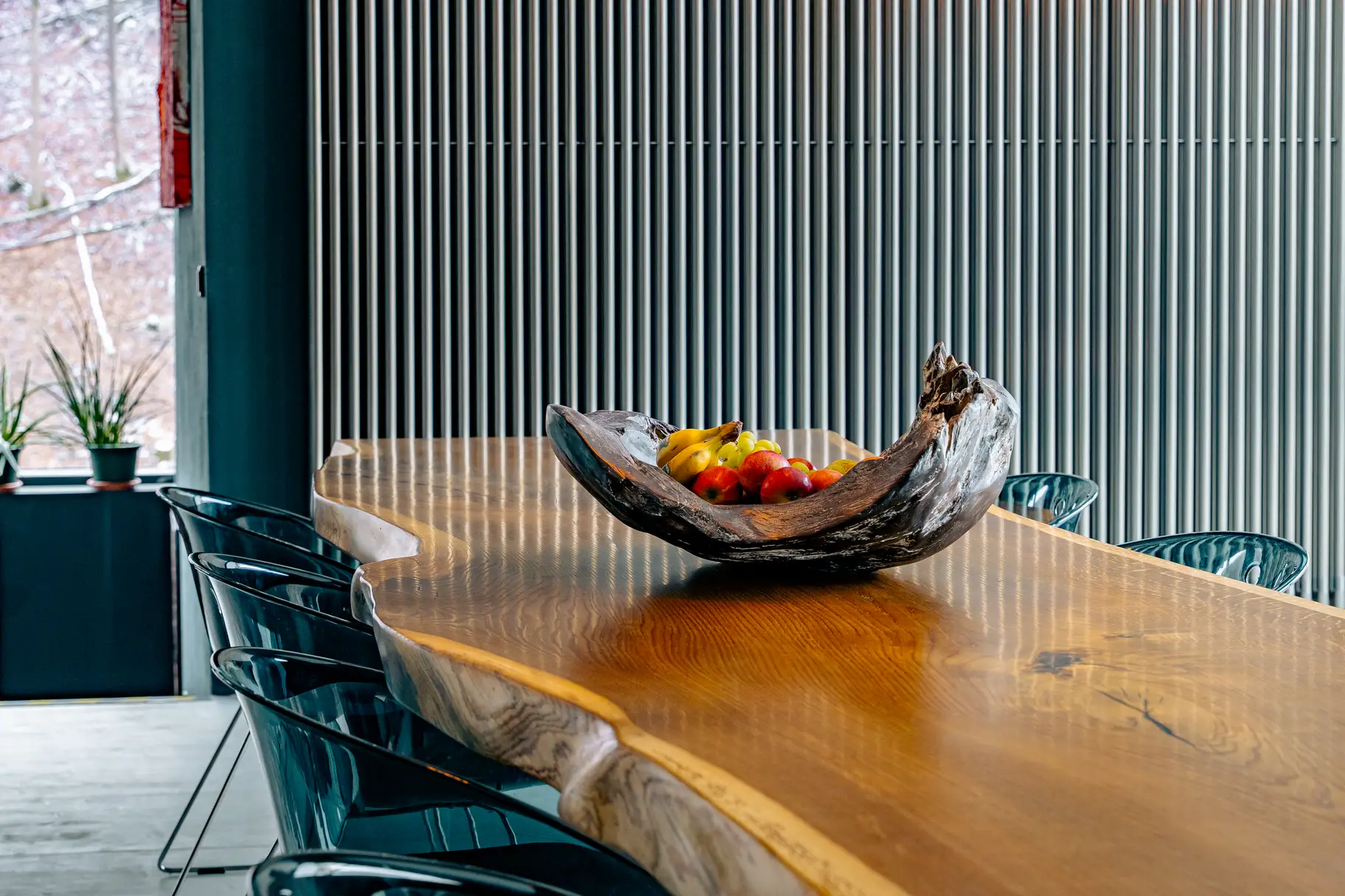 Moderner Wohnzimmertisch als Designer Baumstammtisch aus massivem, dunklem Eichenholz, glatte Oberfläche