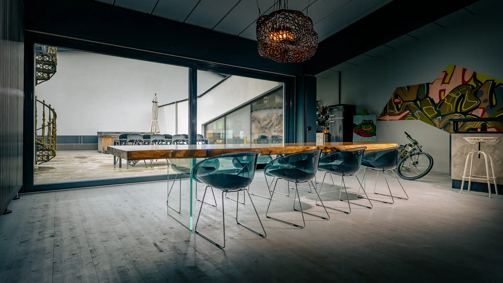 Mesa de salón moderna como mesa de tronco de árbol de diseño en madera maciza de roble oscuro