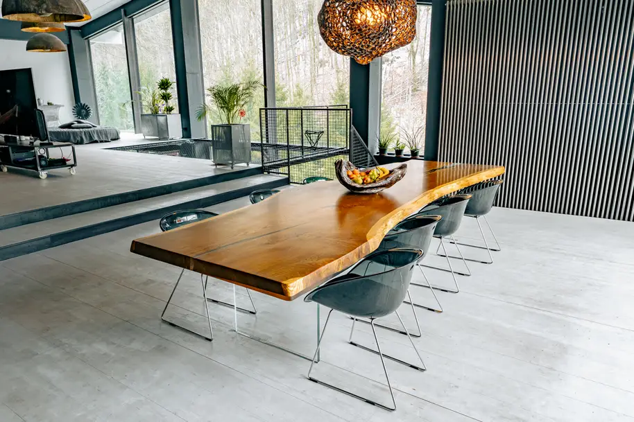 Moderner Wohnzimmertisch als Designer Baumstammtisch aus massivem, dunklem Eichenholz, rechte Seite