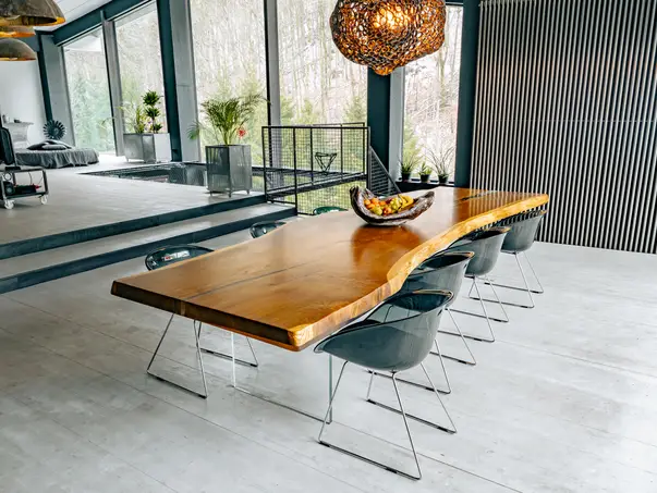 Mesa de salón moderna como mesa de tronco de árbol de diseño en madera maciza de roble oscuro, lado derecho