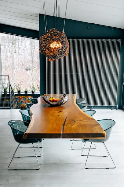 Moderner Wohnzimmertisch als Designer Baumstammtisch aus massivem, dunklem Eichenholz, Frontalansicht