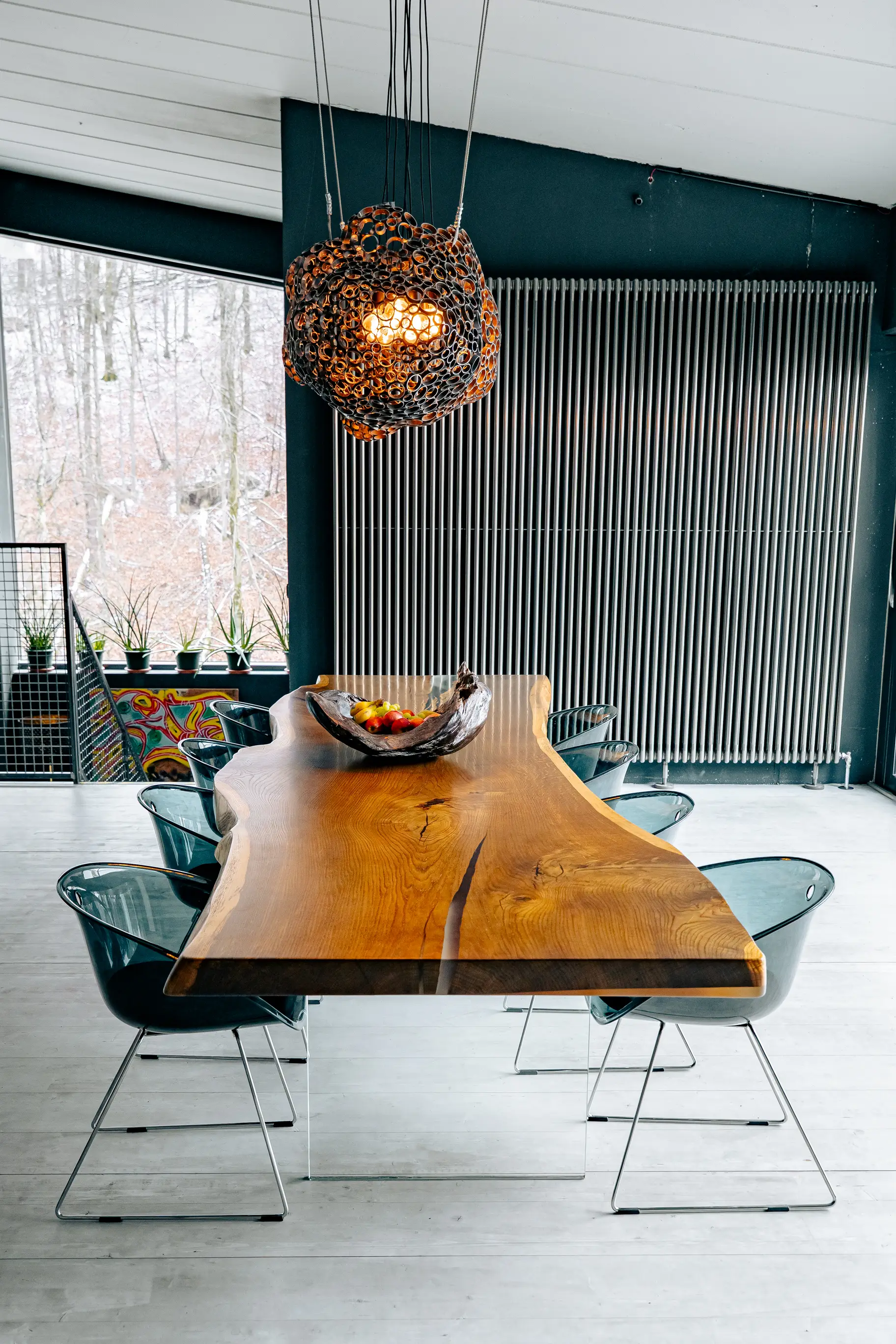 Moderner Wohnzimmertisch als Designer Baumstammtisch aus massivem, dunklem Eichenholz, Frontalansicht