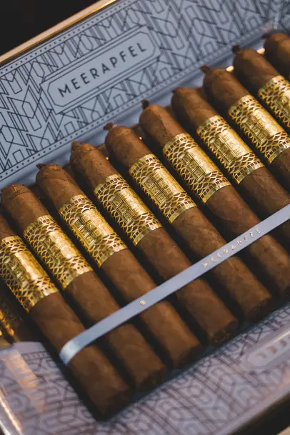 Fine cigar box with exquisite cigars from Meerapfel