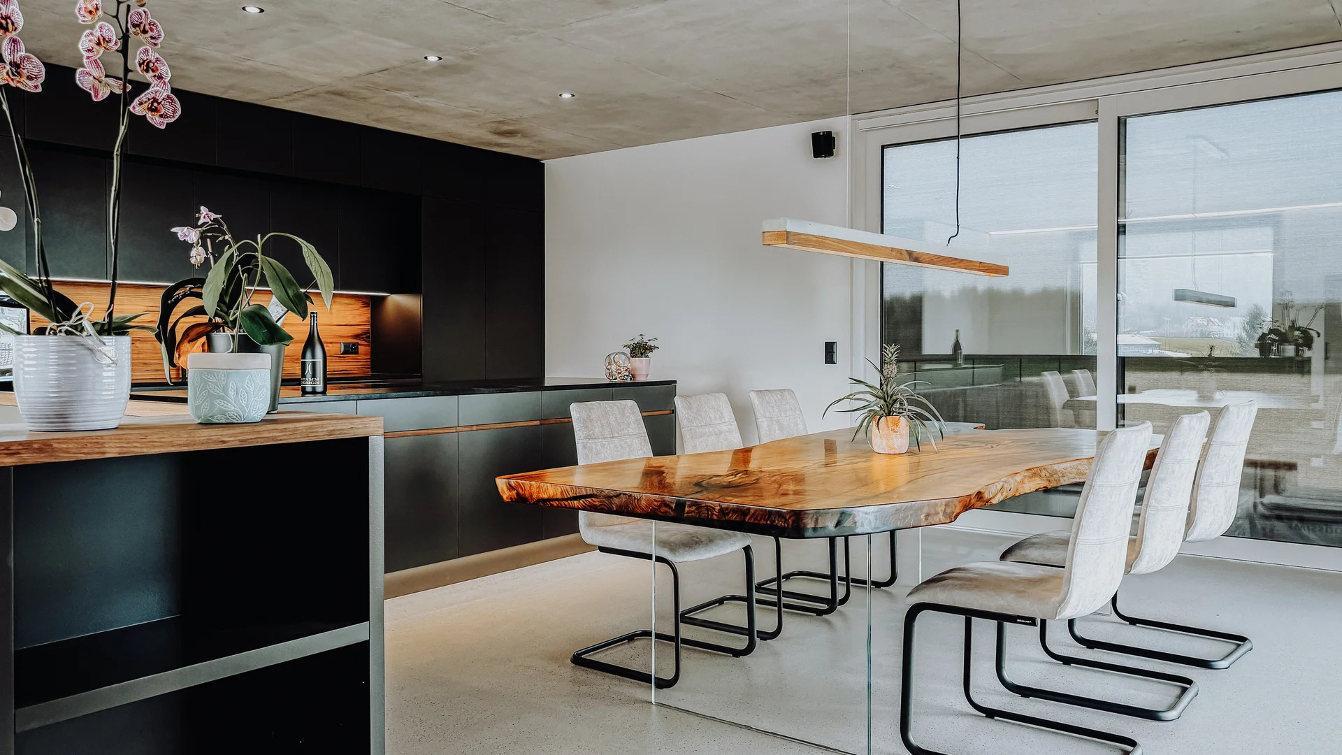 Massiver Esstisch aus einem Baumstamm mit natürlichen Kanten und edler Tischplatte aus Nussbaum von Stammdesign