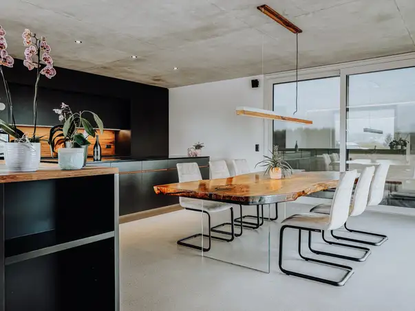 Tavolo da pranzo massiccio realizzato con un tronco d'albero, con bordi naturali e piano elegante in noce di Stammdesign