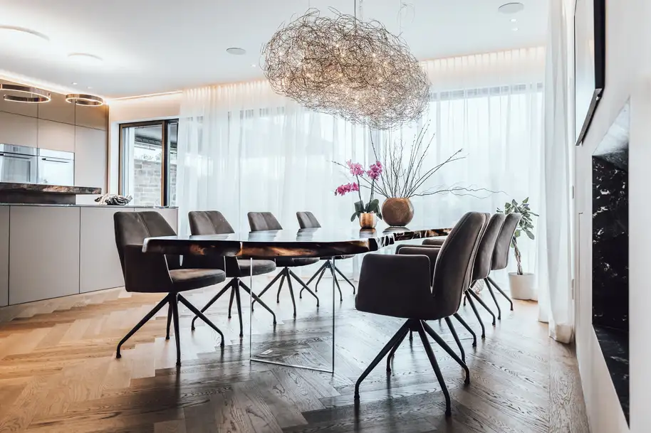 Mesa de salón de alta calidad hecha de un tronco de árbol con hermosas vetas y una tapa de nogal macizo