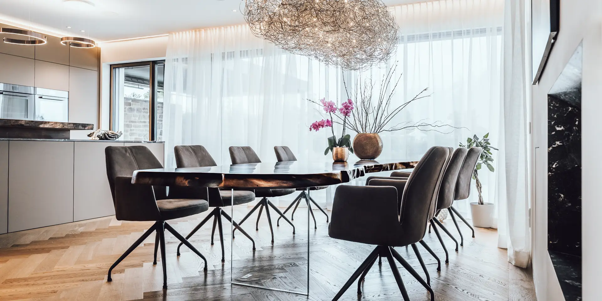 Hochwertiger Wohnzimmer-Tisch aus einem Baumstamm mit schöner Maserung und massiver Tischplatte aus Nussbaum