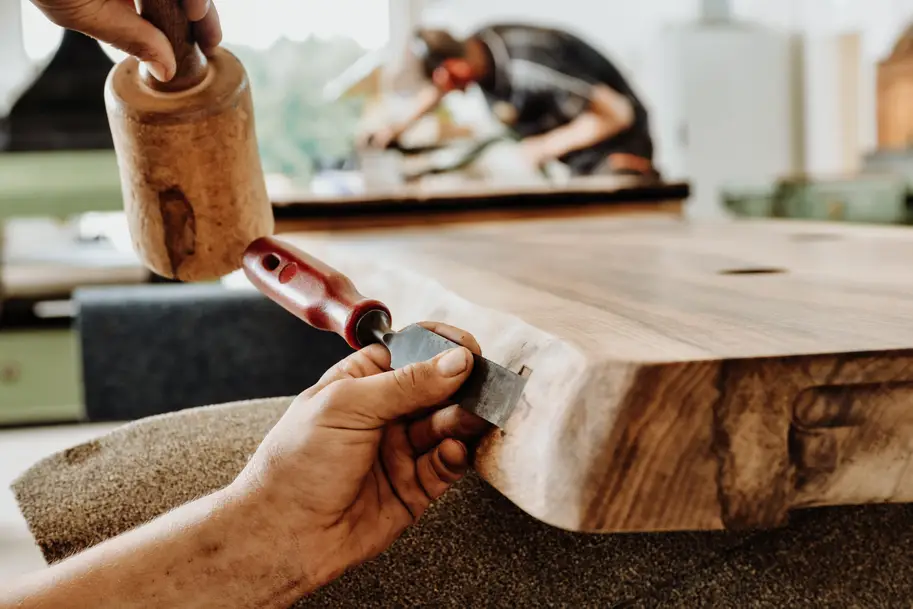 Lavorazione precisa del legno con martello