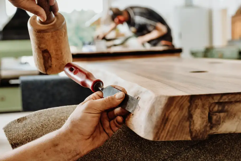 Trabajo preciso de madera con martillo