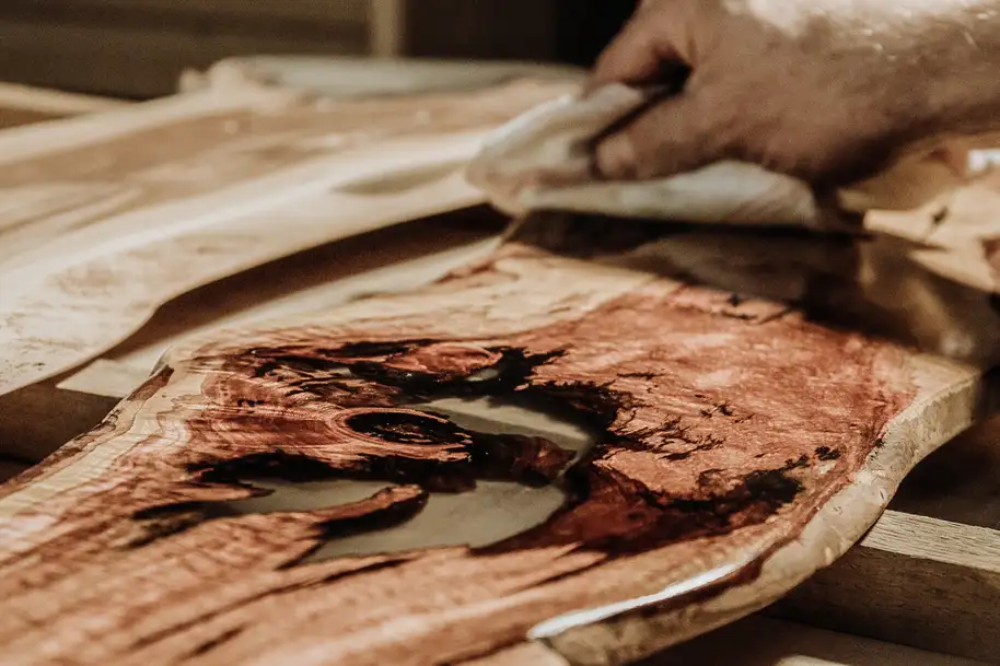 Tratamiento de madera con aceite para una superficie lisa y protegida
