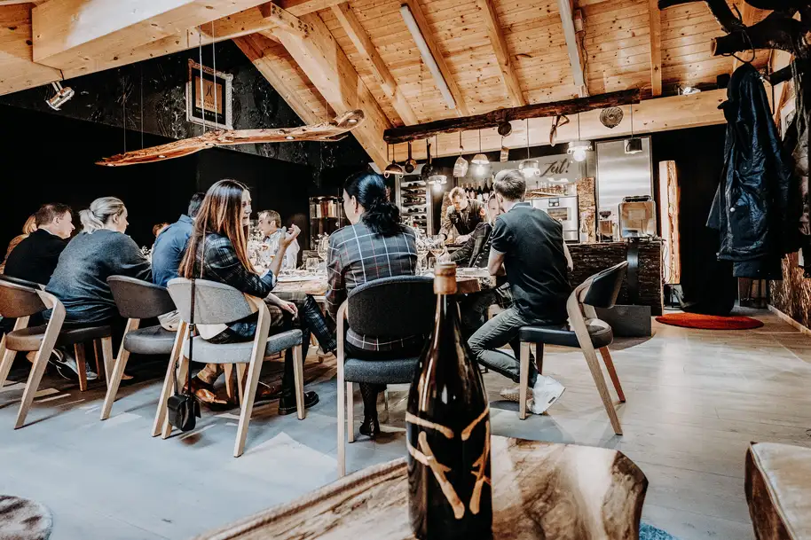 Personnes assises à une grande table et discutant