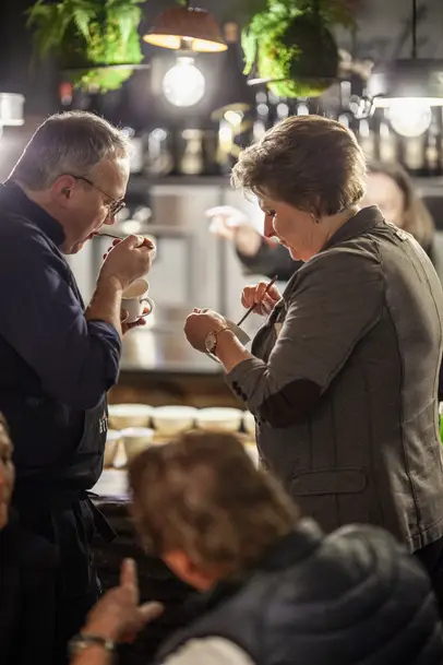Zwei Gourmet-Event-Teilnehmer genießen ein Dessert