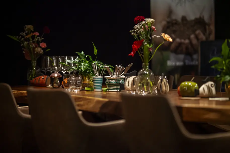 Gedeckter Tisch, mit warmer Atmosphäre und stilvollem Ambiente