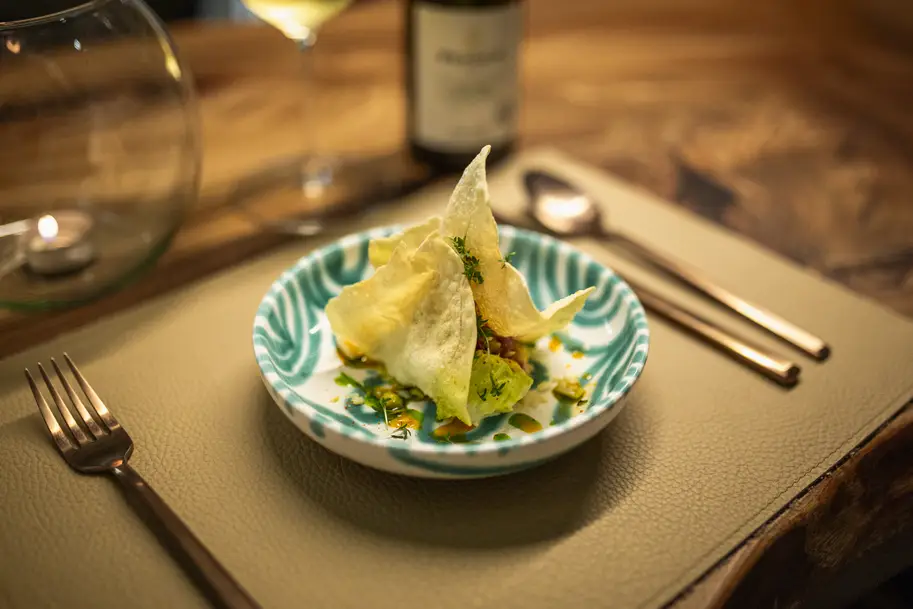 Gmundner ceramics with high-quality gourmet food