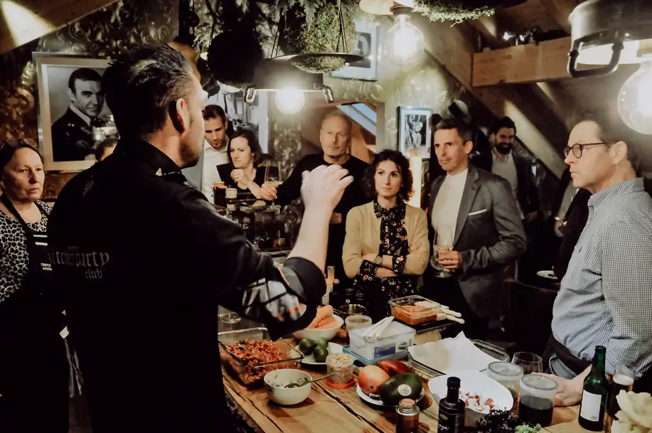Teilnehmer bei einem exklusiven Gourmet-Event von Stammdesign