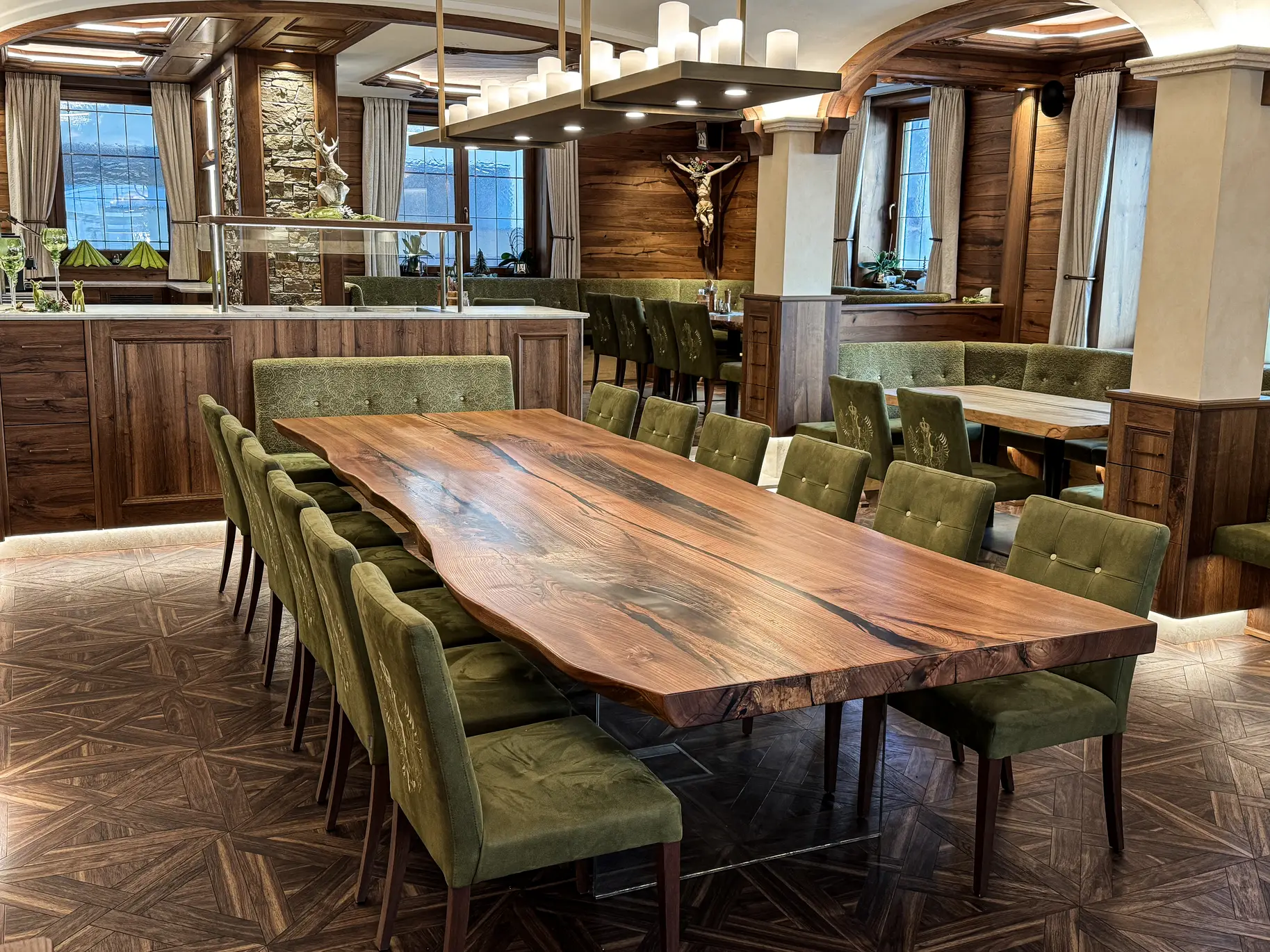 Hotel-Tisch aus Ulme mit natürlicher Holzmaserung