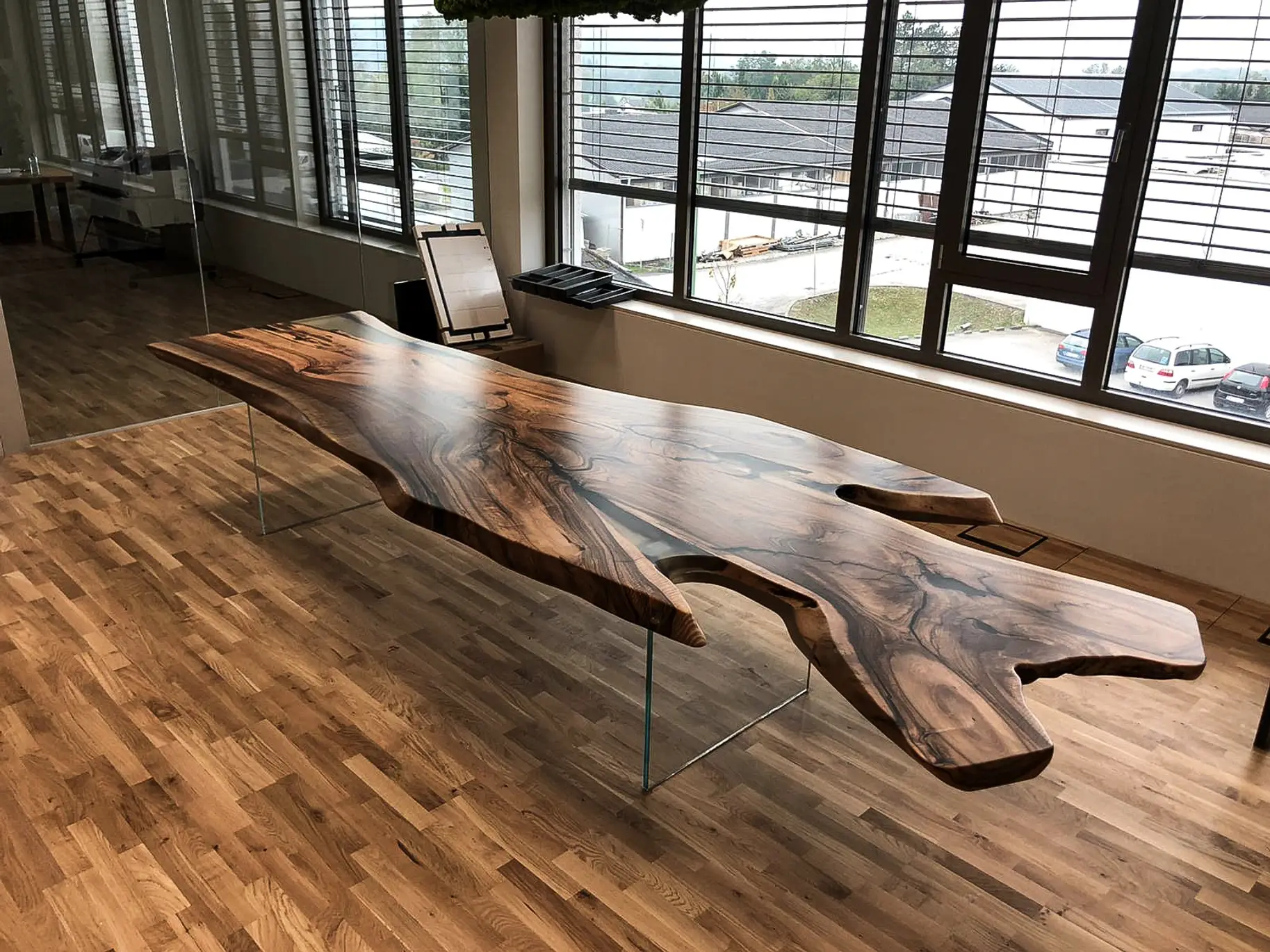 Nussbaumtisch im Büro mit moderner Ausstrahlung