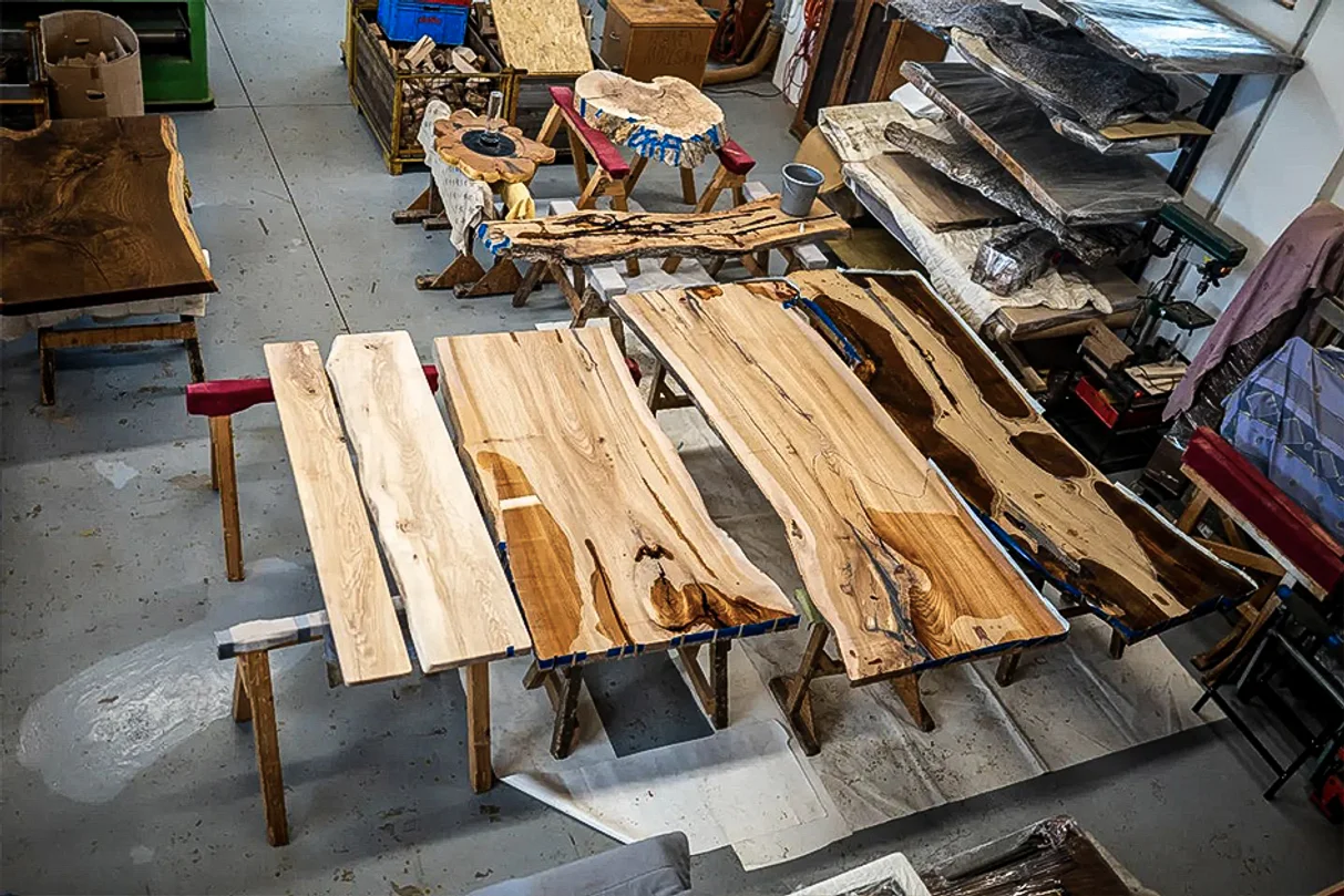 Procesamiento de tablas de tronco de árbol en la fábrica de muebles Stammdesign