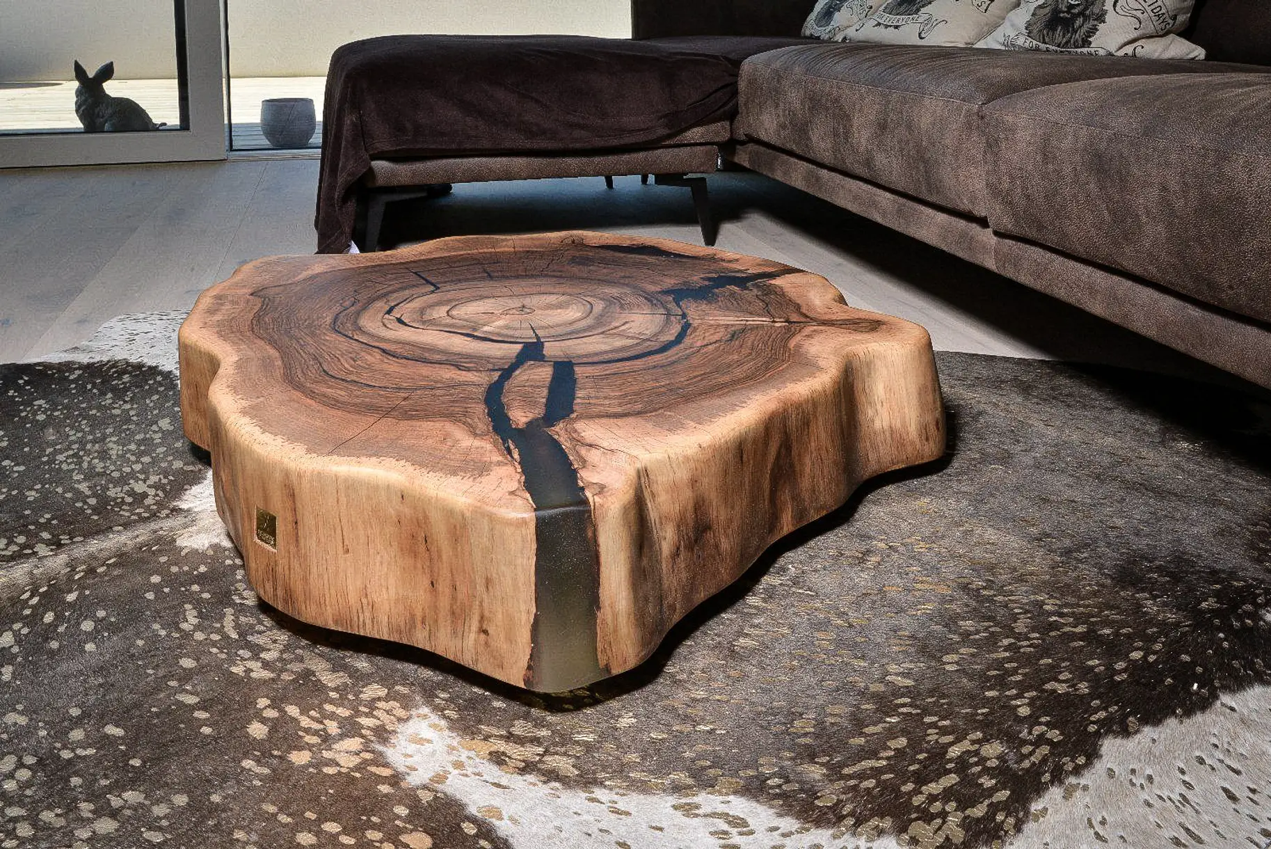 Couchtisch aus Baumscheibe mit natürlicher Maserung