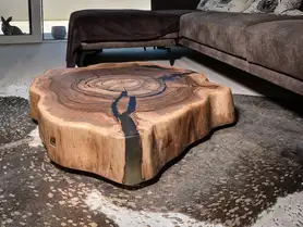 Couchtisch aus Baumscheibe mit natürlicher Maserung