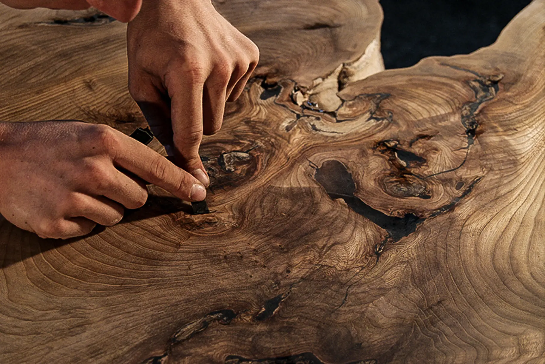 Holzbearbeitung für eine hochwertige Tischplatte