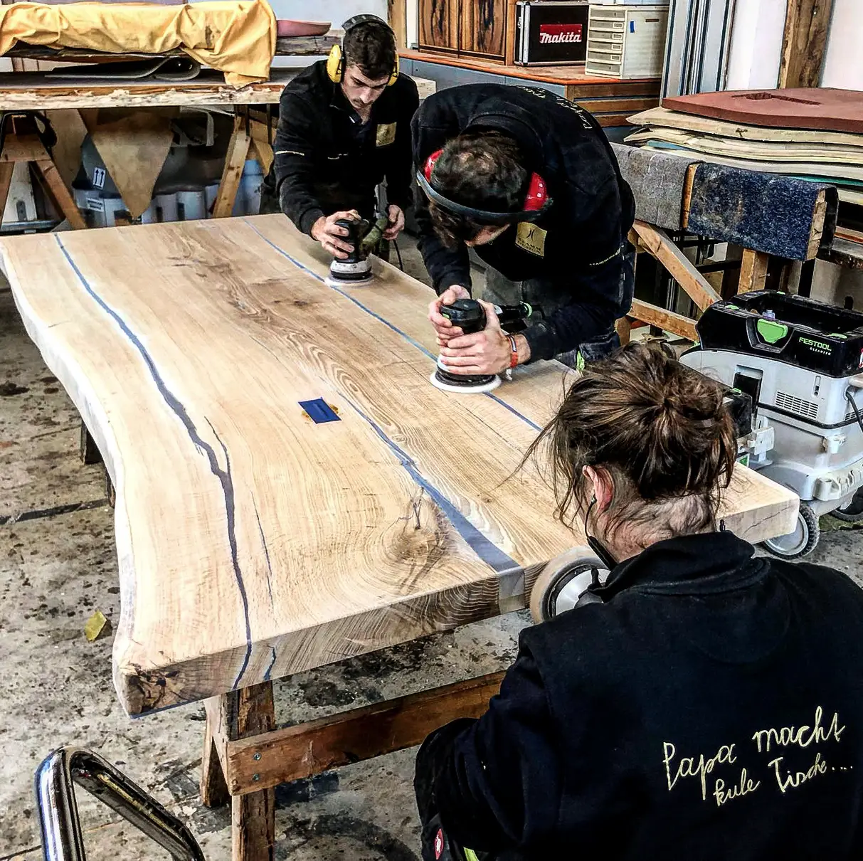 Epoxidharztisch wird bearbeitet für einzigartiges Design