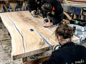 Mesa de resina epóxica trabajada para un diseño único