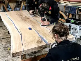 Epoxidharztisch wird bearbeitet für einzigartiges Design