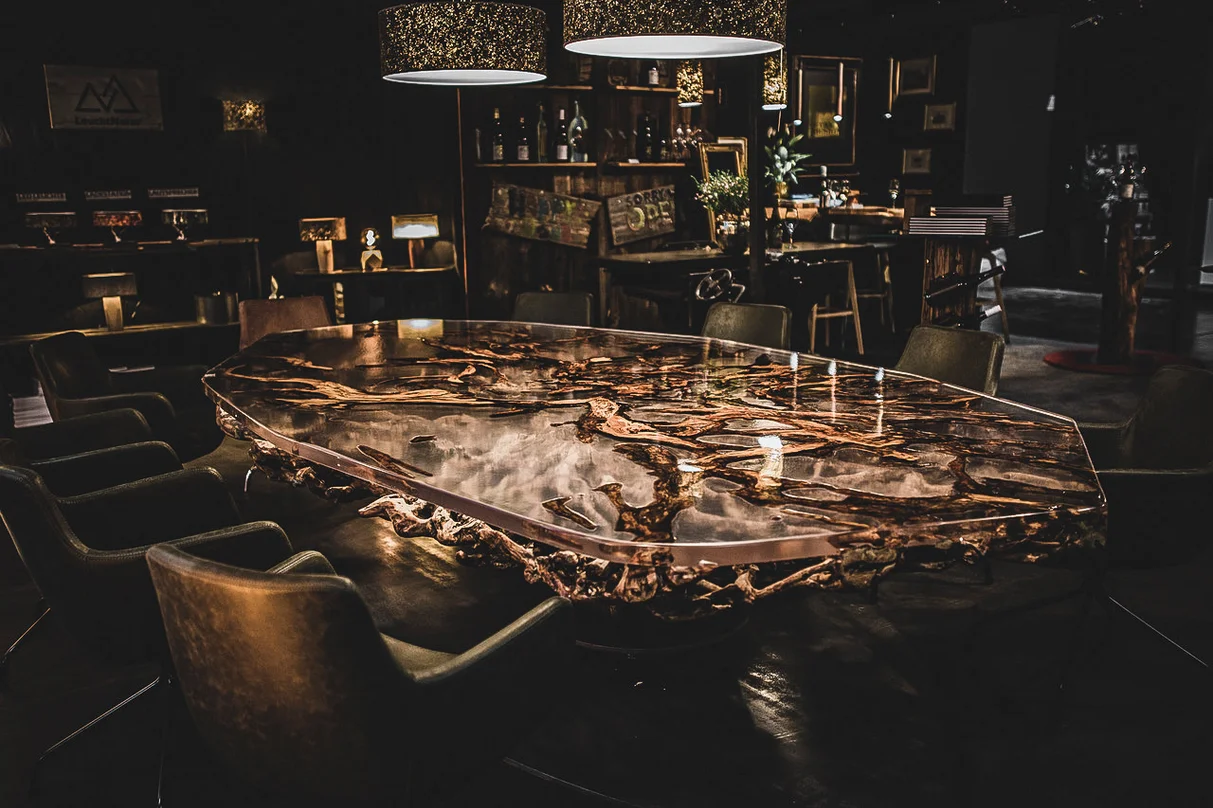 Wurzeltisch mit Glasplatte in einem Restaurant