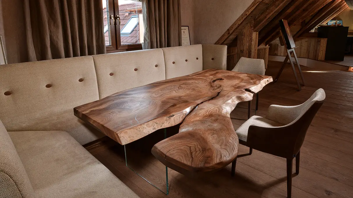 Table en tronc d'arbre en bois naturel avec banc d'angle