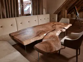 Mesa de tronco de árbol de madera natural con banco en esquina