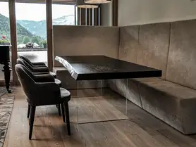 Massivholztisch aus Naturholz als Blickfang im Esszimmer