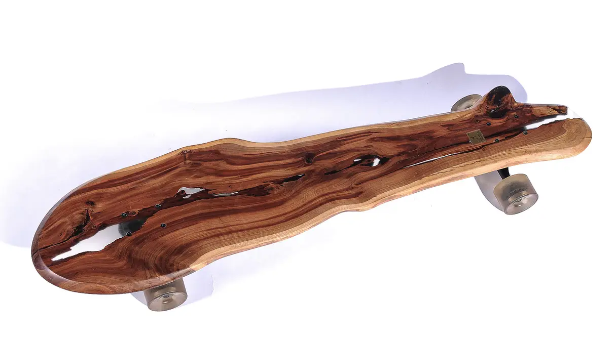 Longboard hecho de un tronco de árbol con una veta distintiva