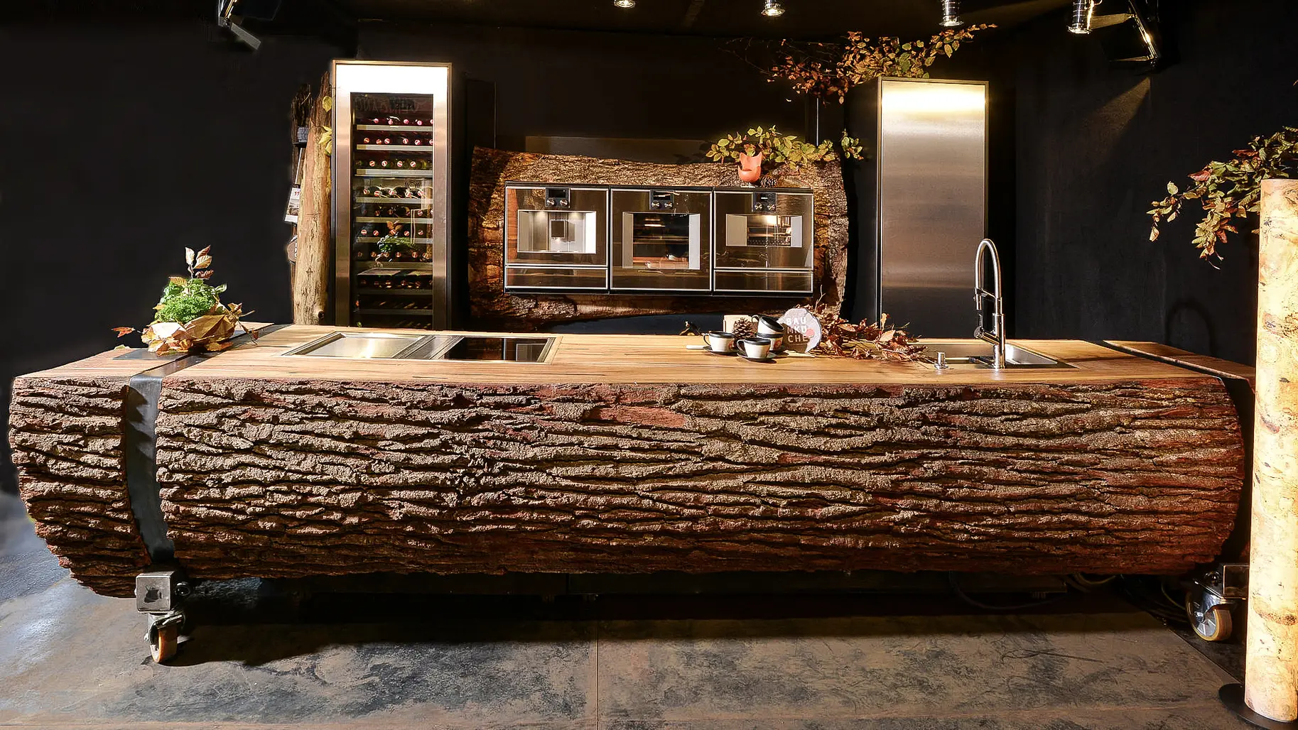 Baumstamm-Küche aus einem Stamm mit robuster Oberfläche für Gastronomie und Events, Frontalansicht