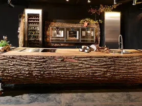 Cocina de tronco de árbol con superficie robusta para gastronomía y eventos, vista frontal