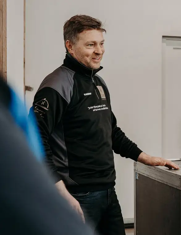 Raimund Sandhoff, Inhaber von Stammdesign, beim Handwerkskurs – Epoxidharz-Schneidebrett