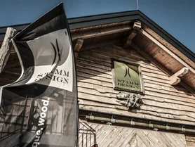 Stammdesign-Gebäude in Perwang, Österreich – Außenansicht mit Flagge