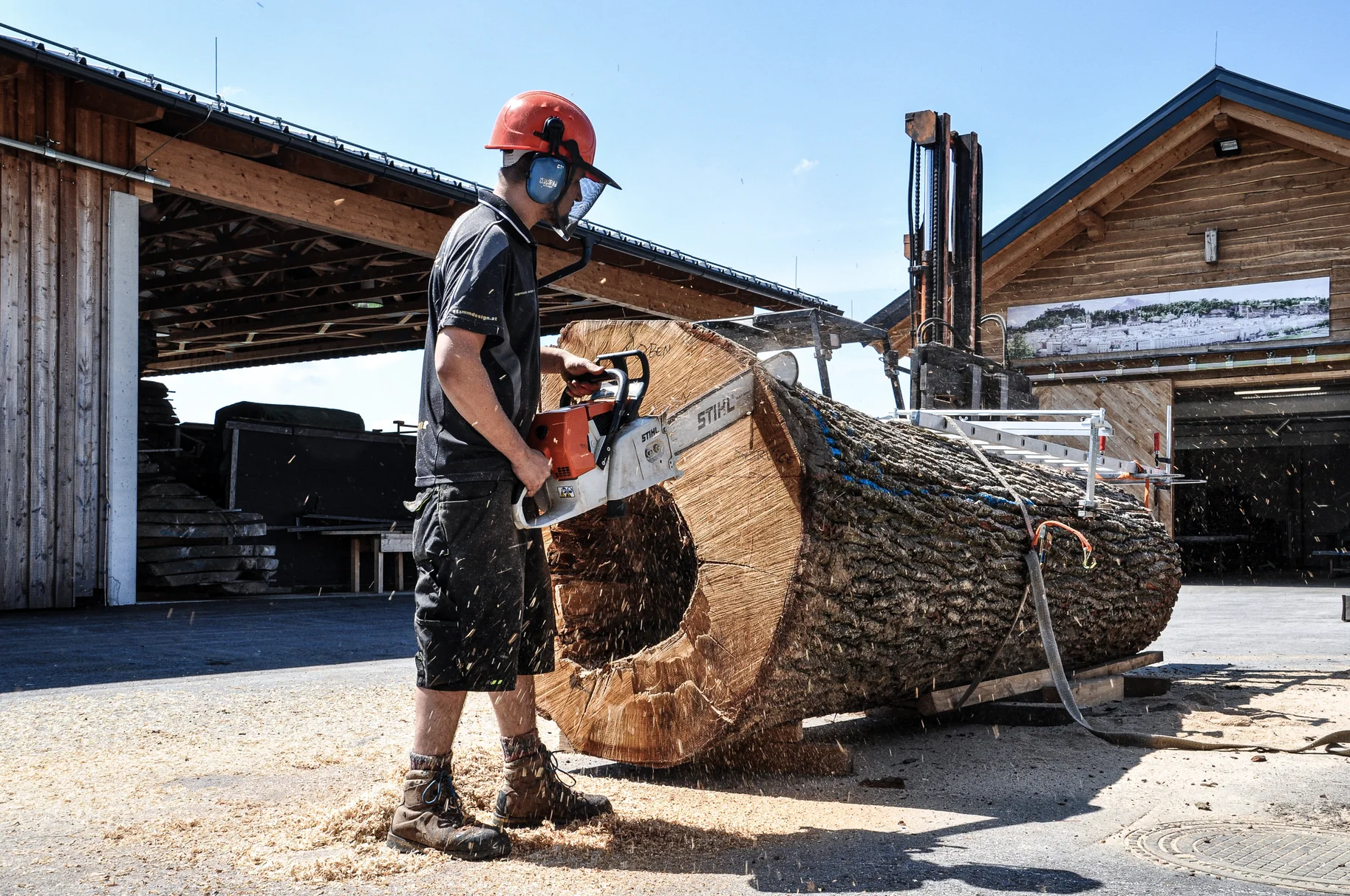 Tronco de árbol siendo serrado para su posterior procesamiento en la fábrica de mesas Stammdesign