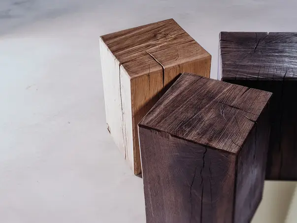 Taburetes resistentes hechos de un tronco de árbol por Stammdesign