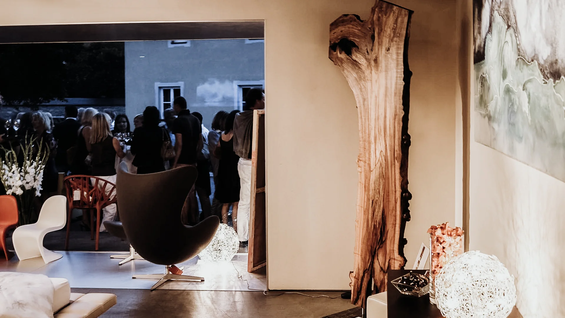 Große Holzskulptur stehend mit Metallfuß aus einem Baumstamm von Stammdesign für moderne Einrichtung