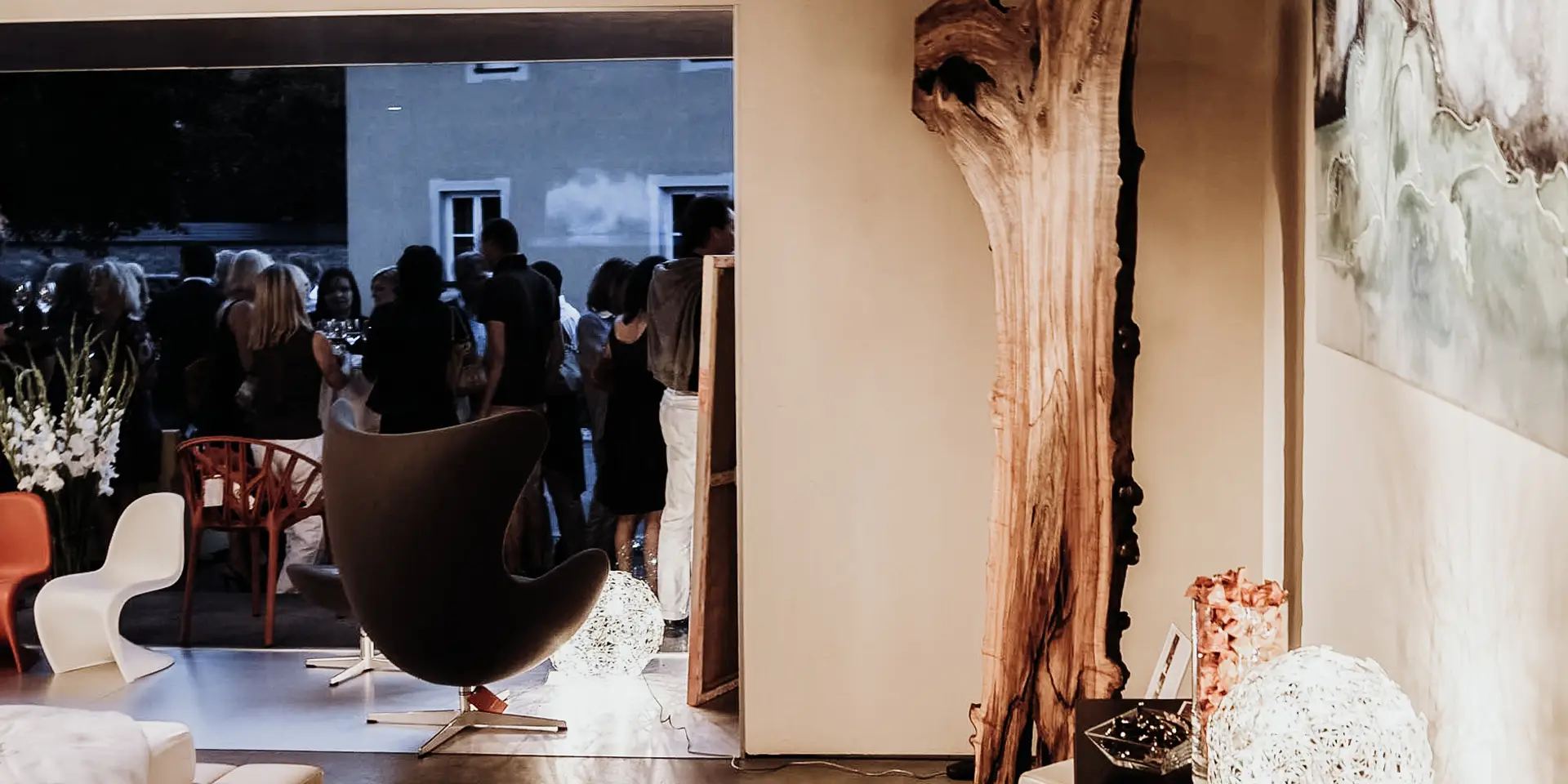 Grande scultura in legno con base in metallo da un tronco d'albero di Stammdesign per arredi moderni