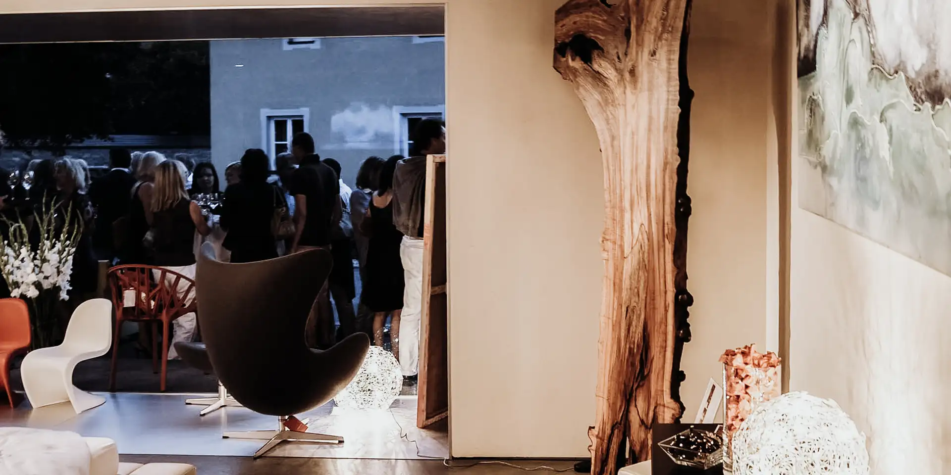 Grande scultura in legno con base in metallo da un tronco d'albero di Stammdesign per arredi moderni