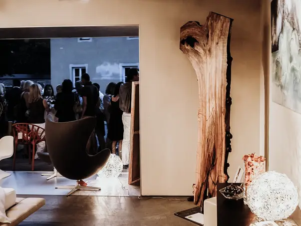 Gran escultura de madera con base de metal de un tronco de árbol de Stammdesign para interiores modernos