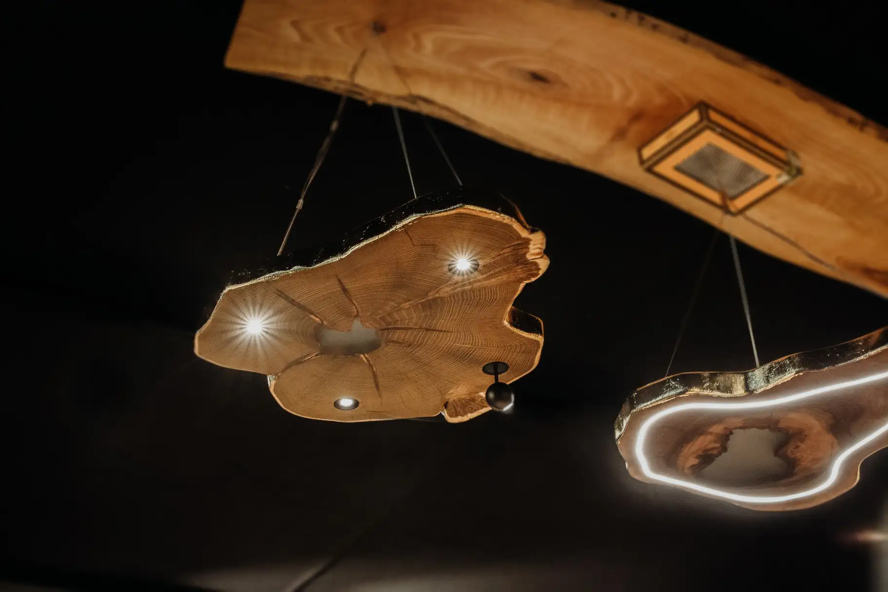 Lámpara de techo elegante hecha a mano con 2 niveles y luz cálida de madera de Stammdesign