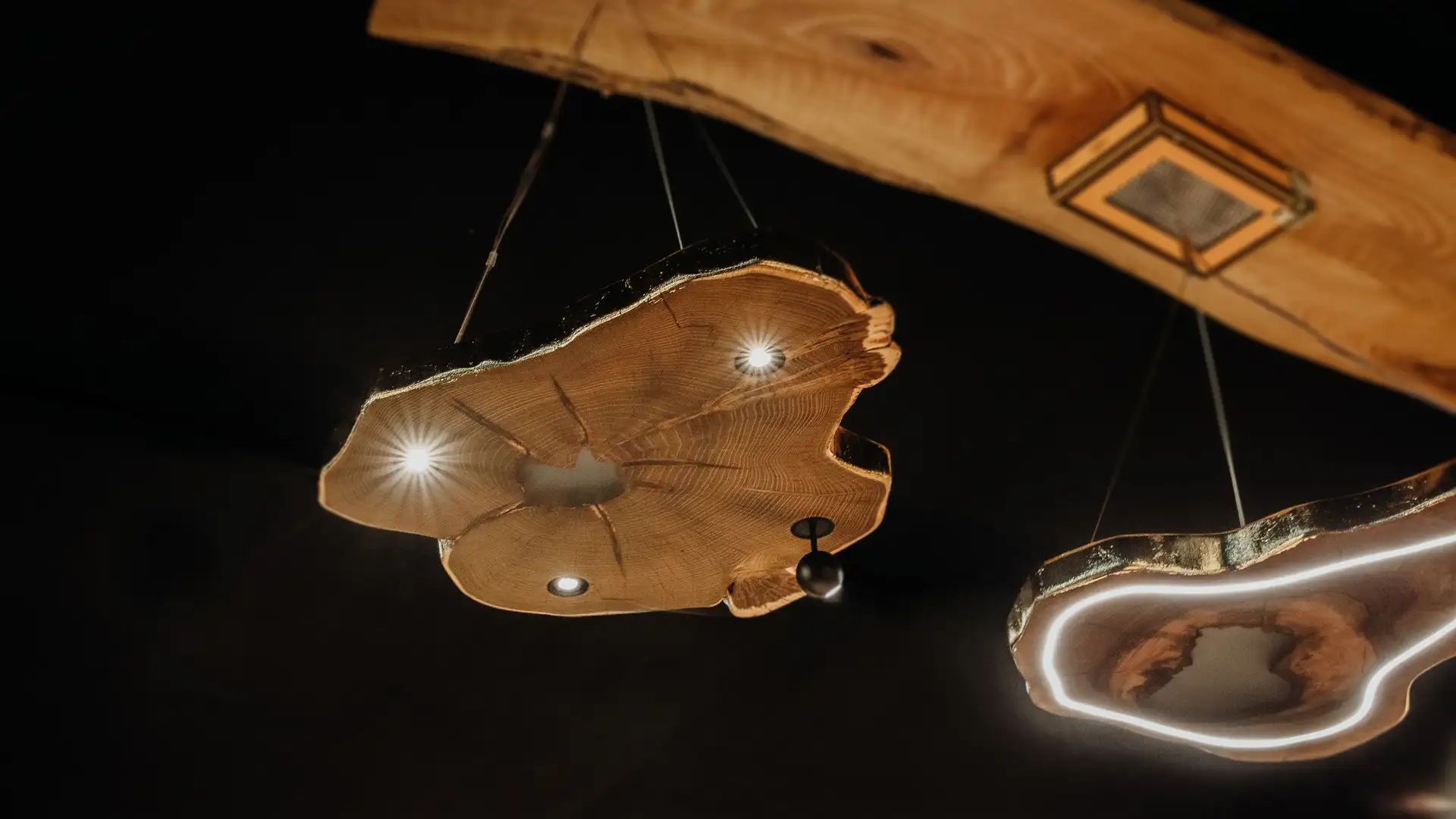 Handgefertigte elegante Deckenlampe mit 2 Ebenen mit warmen licht aus Holz von Stammdesign