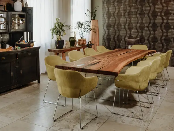 Elegante mesa de madera maciza de un tronco con veta llamativa y diseño resistente de Stammdesign