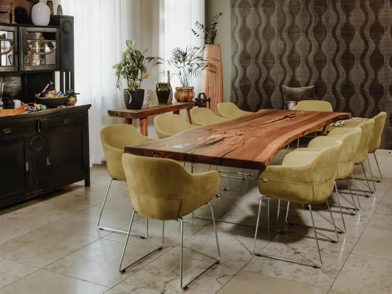 Elegante tavolo in legno massello da un tronco con venature marcate e design robusto di Stammdesign