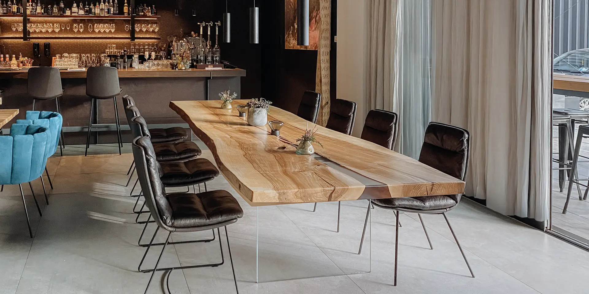 Moderner Designer Gastrotisch aus einem Baumstamm mit stabiler Tischplatte und Glasbeinen aus Esche