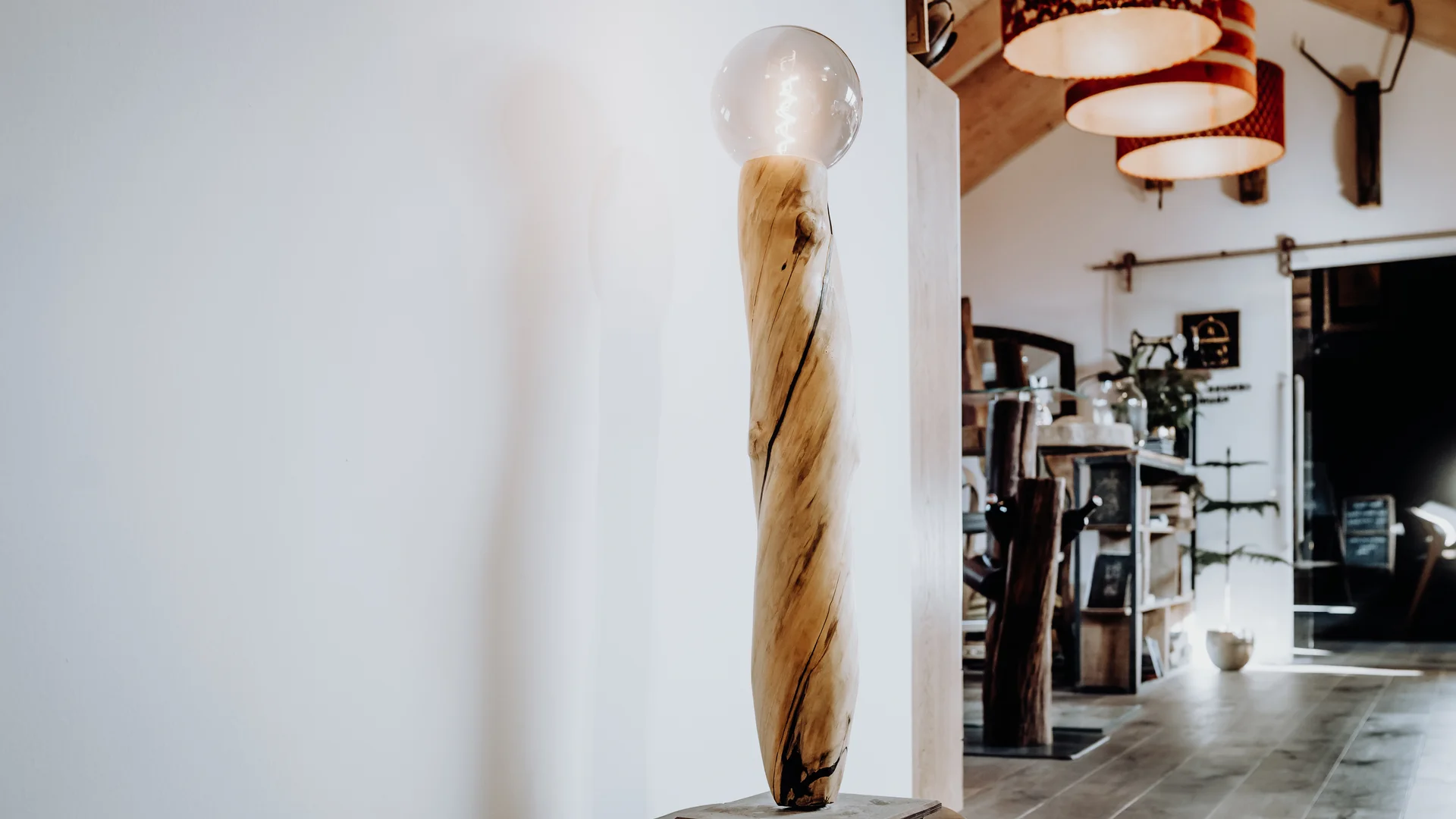 Edle Designer Stehlampe aus Holz mit armen Licht von Stammdesign